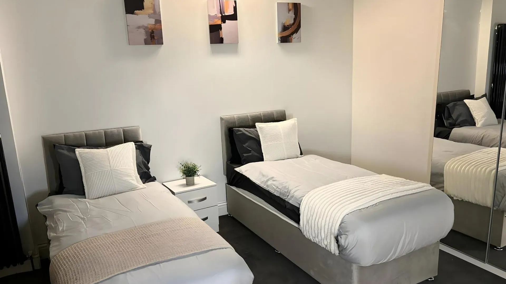 Apartment Town Centre House, Near Heathrow, Holloway, Thorpepark, Legoland Staines-upon-Thames